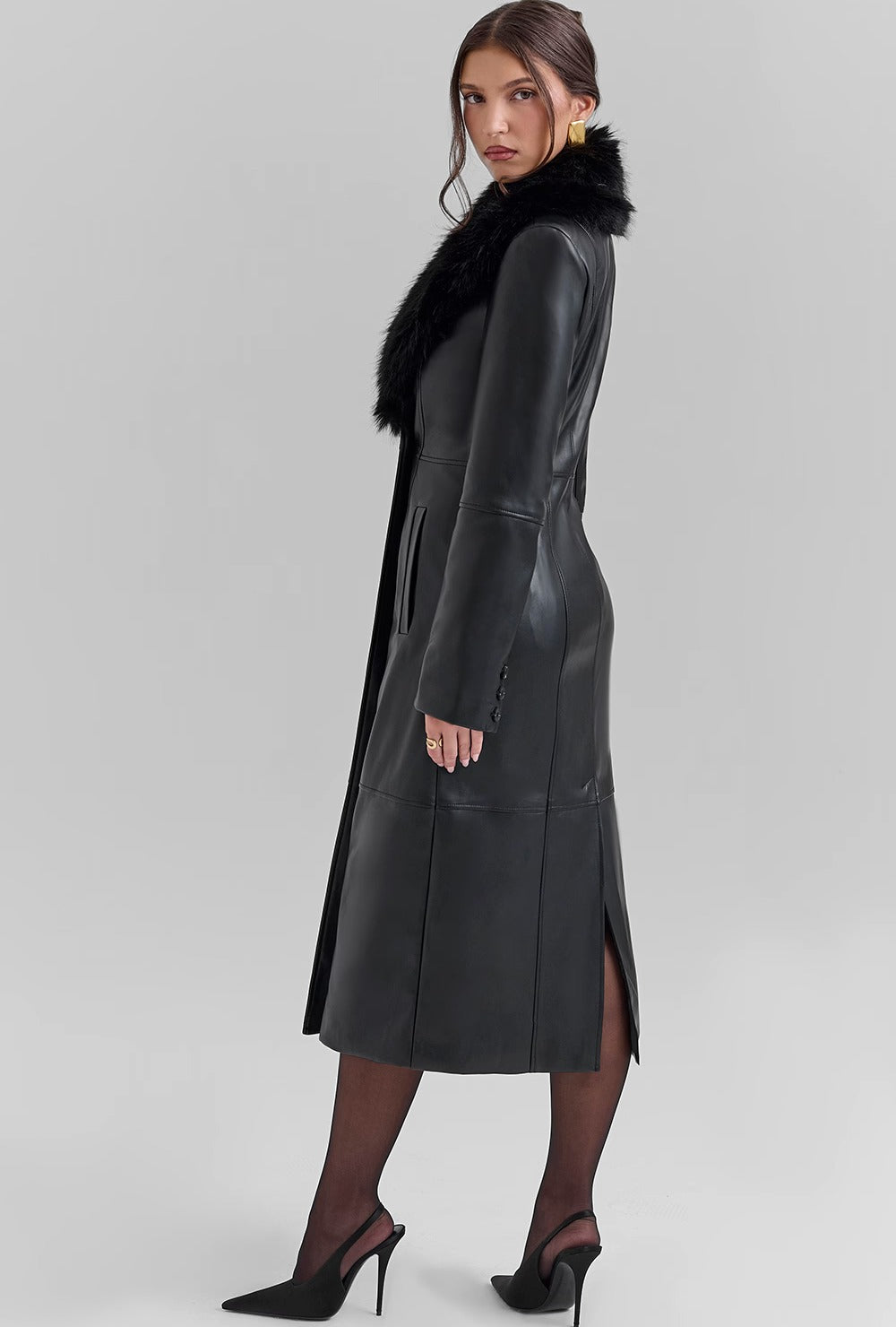 Długi płaszcz z wegańskiej skóry z odpinanym kołnierzem z imitacji futra