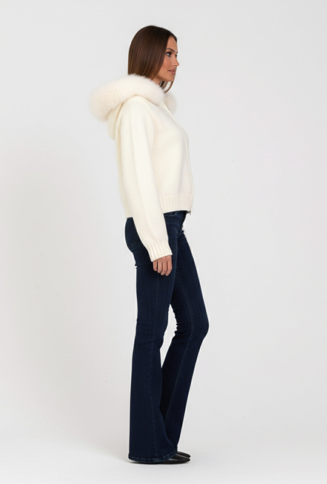 Kurtka dzianinowa z kapturem obszytym sztucznym futrem