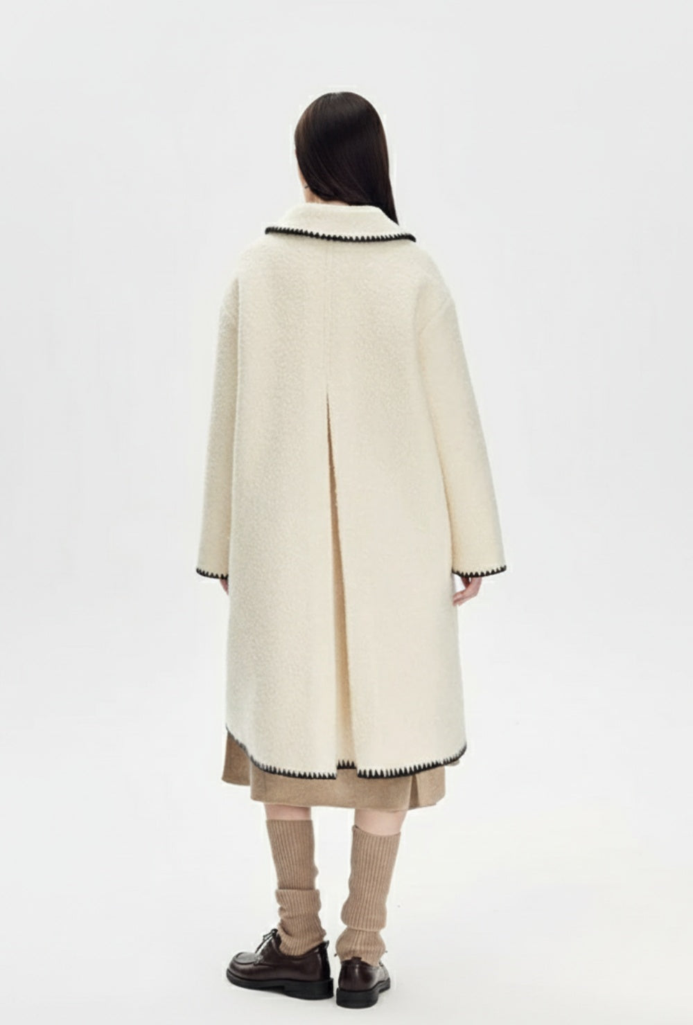 Kremowa płaszcz z wełny z kontrastowym haftem przy kołnierzu i kieszeniach