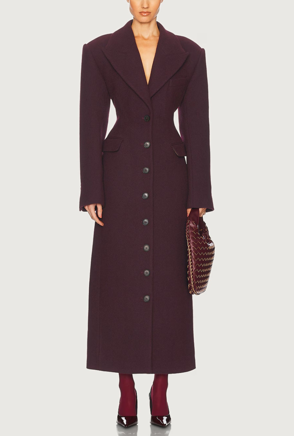 Długi wełniany oversize płaszcz z szerokimi ramionami i guzikami