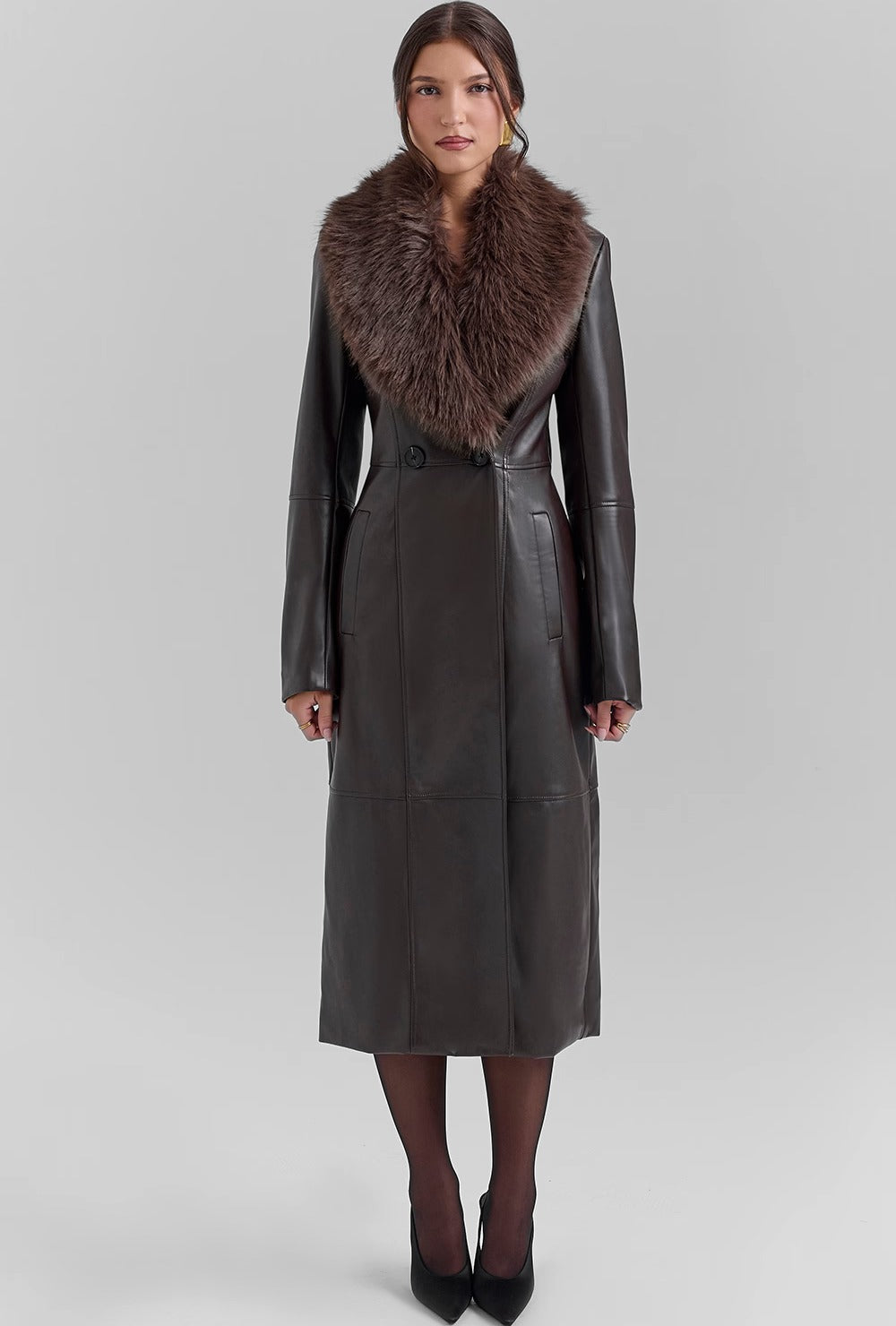 Długi płaszcz z wegańskiej skóry z odpinanym kołnierzem z imitacji futra
