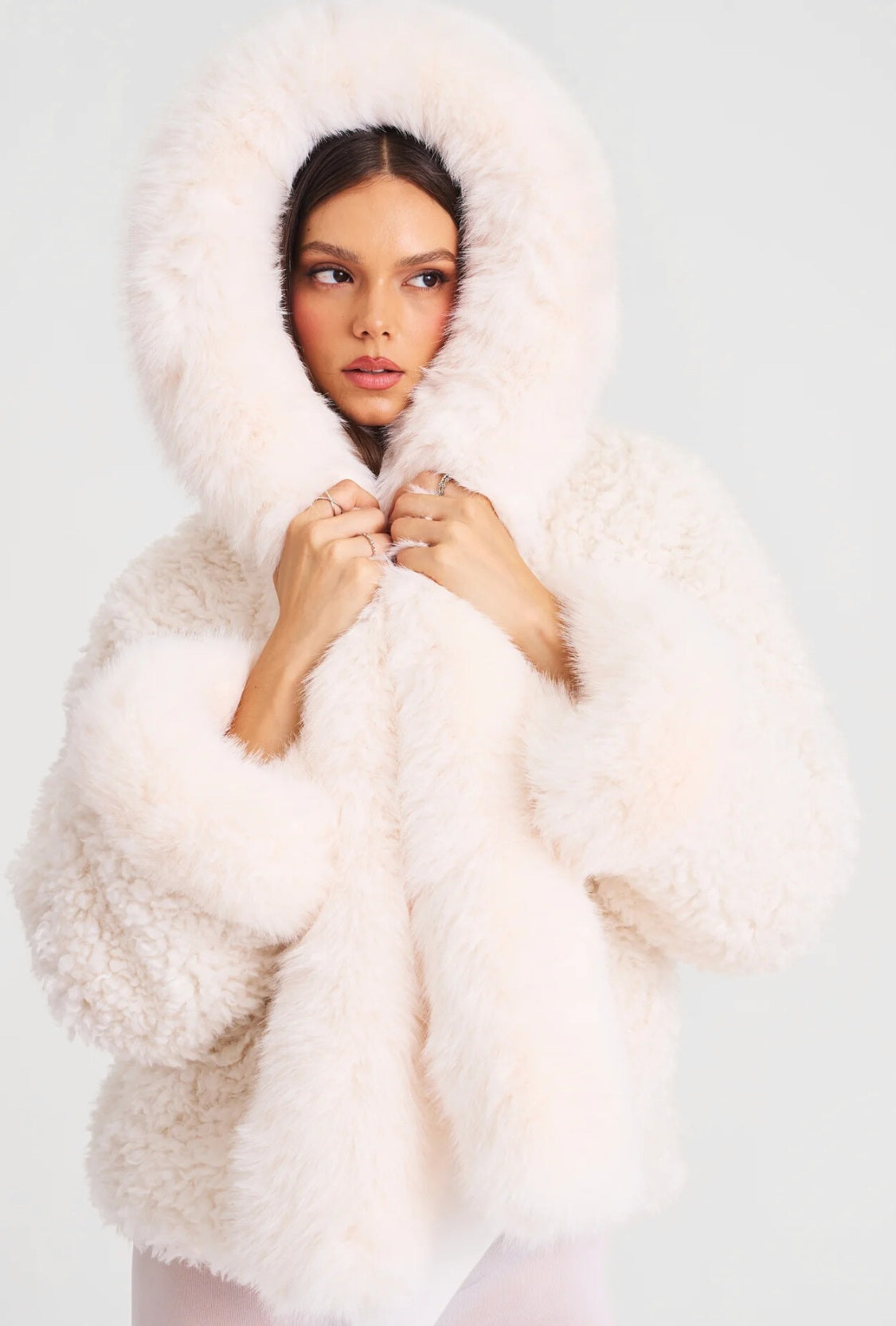 Krótka kurtka ze sztucznego futra z obszernym kapturem z długim włosiem