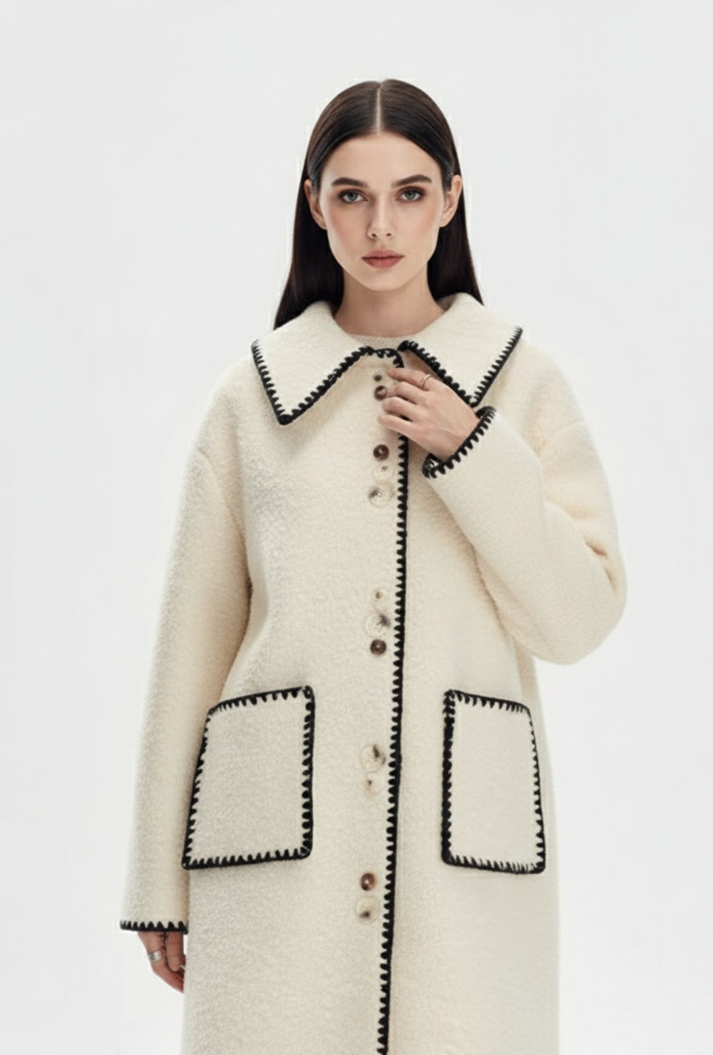 Kremowa płaszcz z wełny z kontrastowym haftem przy kołnierzu i kieszeniach