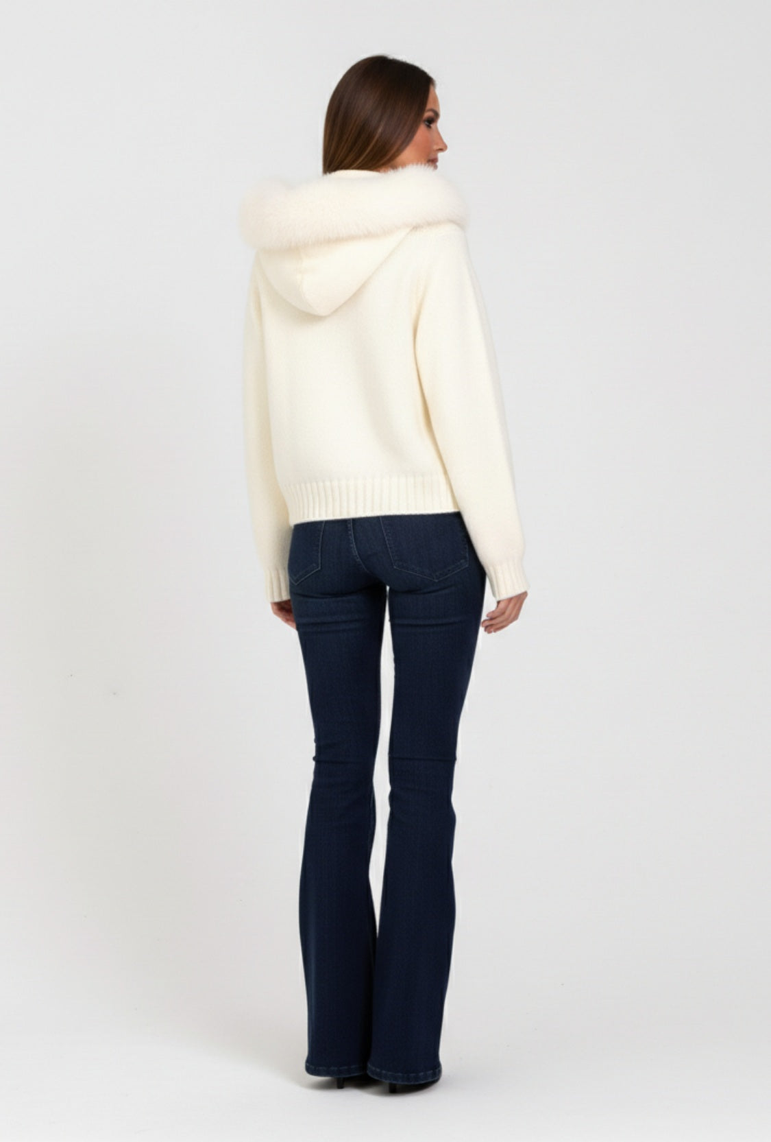 Kurtka dzianinowa z kapturem obszytym sztucznym futrem