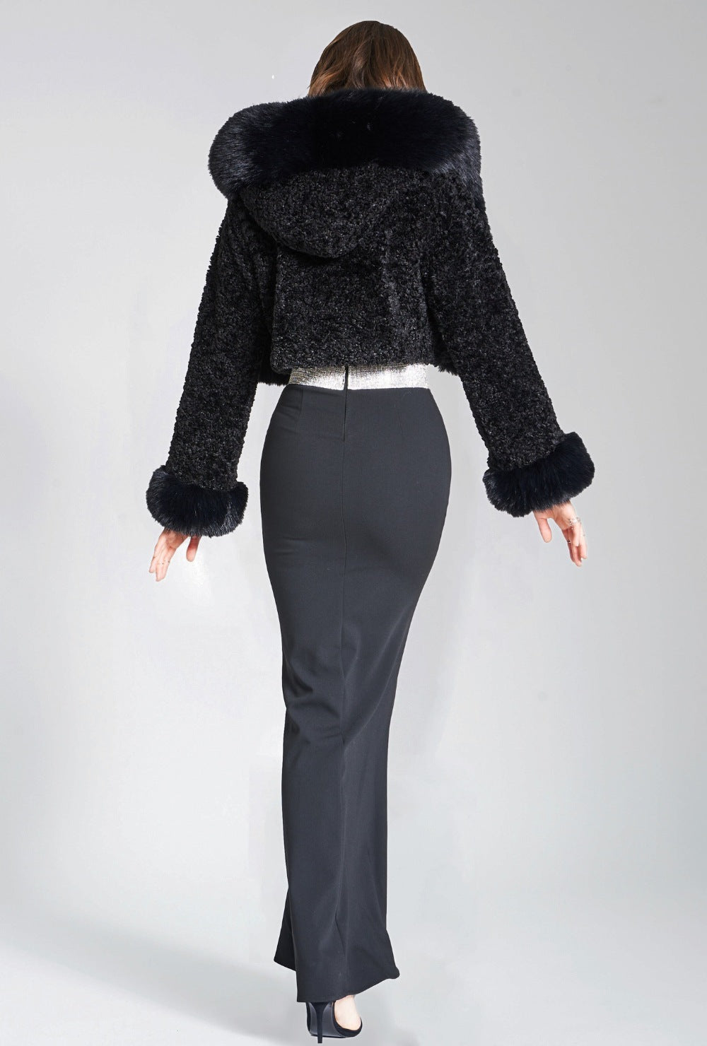 Krótka kurtka ze sztucznego futra z obszernym kapturem z długim włosiem