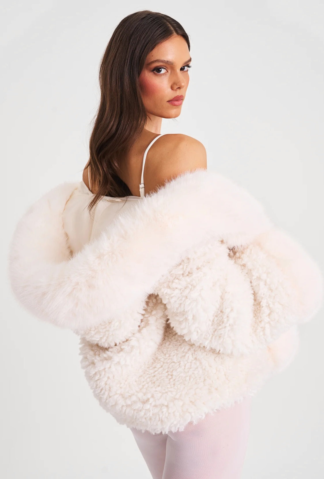 Krótka kurtka ze sztucznego futra z obszernym kapturem z długim włosiem