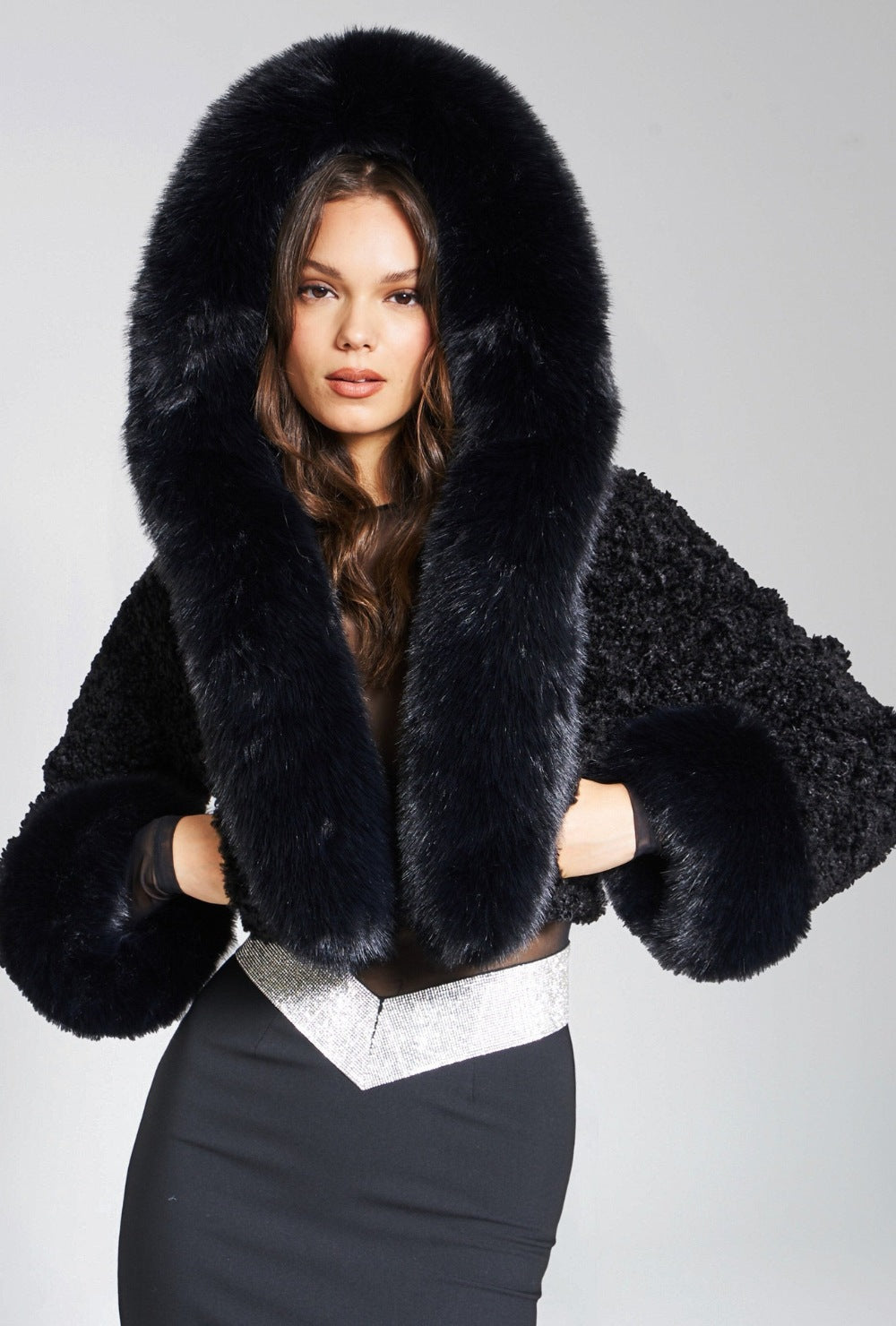 Krótka kurtka ze sztucznego futra z obszernym kapturem z długim włosiem