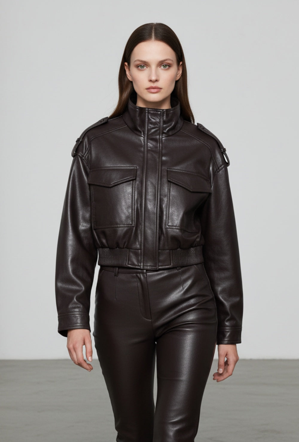 Kurtka bomber z ekoskóry o skróconym kroju i dużych kieszeniach z przodu