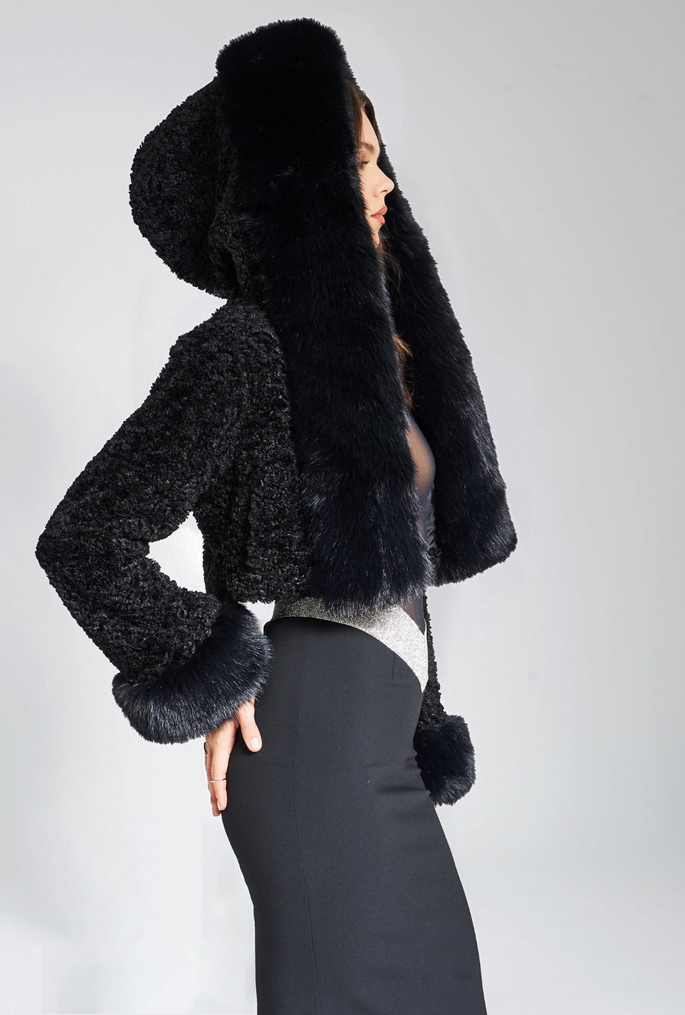 Krótka kurtka ze sztucznego futra z obszernym kapturem z długim włosiem