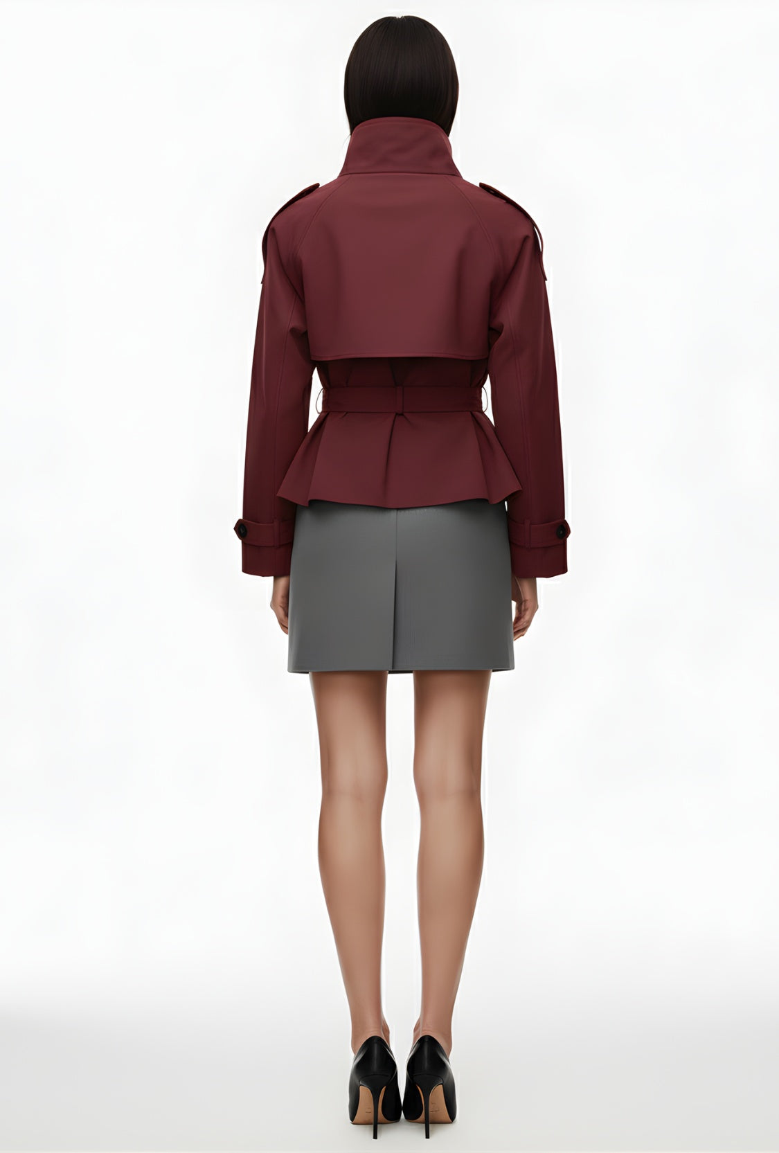 Krótki trencz z paskiem i wysokim kołnierzem o klasycznym kroju