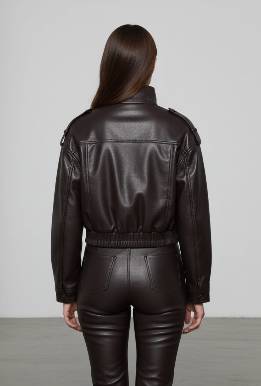 Kurtka bomber z ekoskóry o skróconym kroju i dużych kieszeniach z przodu