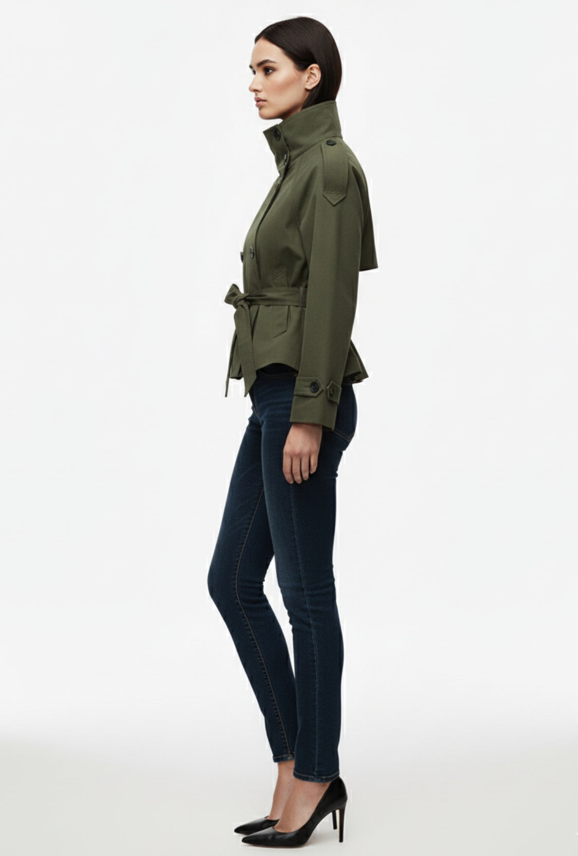 Krótki trencz z paskiem i wysokim kołnierzem o klasycznym kroju