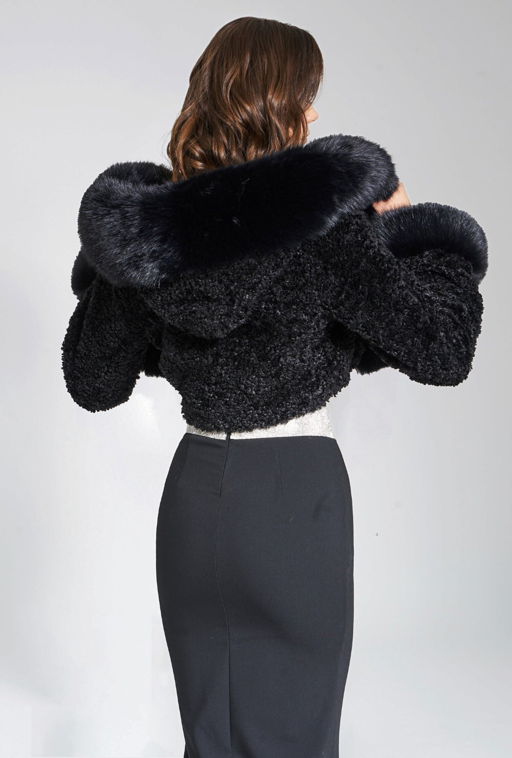 Krótka kurtka ze sztucznego futra z obszernym kapturem z długim włosiem