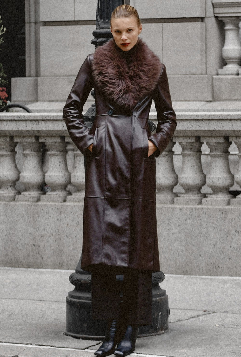 Długi płaszcz z wegańskiej skóry z odpinanym kołnierzem z imitacji futra