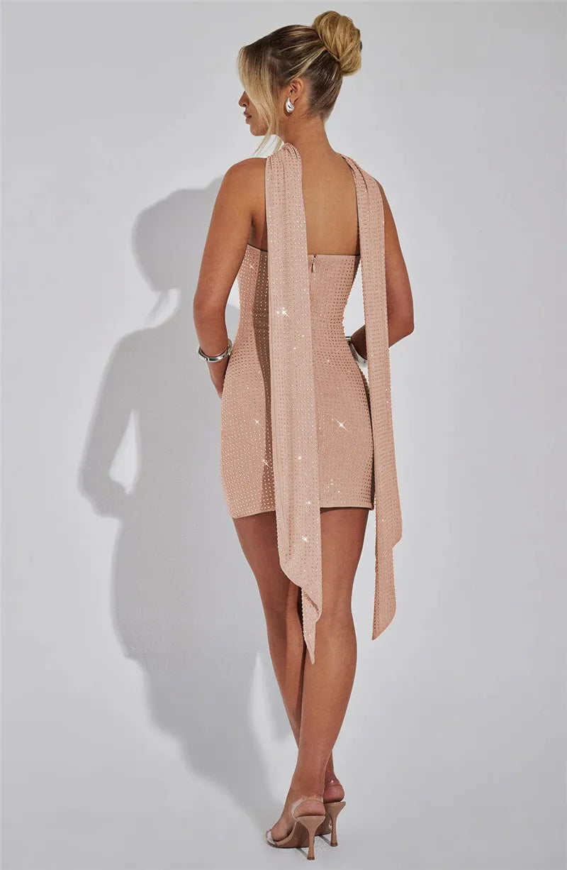 Sukienka bodycon mini bez ramiączek z kryształkami i dopasowanym szalikiem