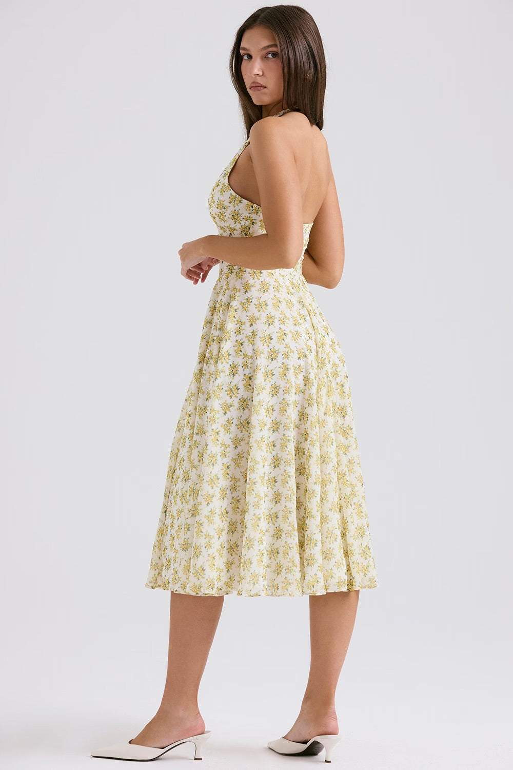 Letnia sukienka midi z dekoltem halter w kwiaty
