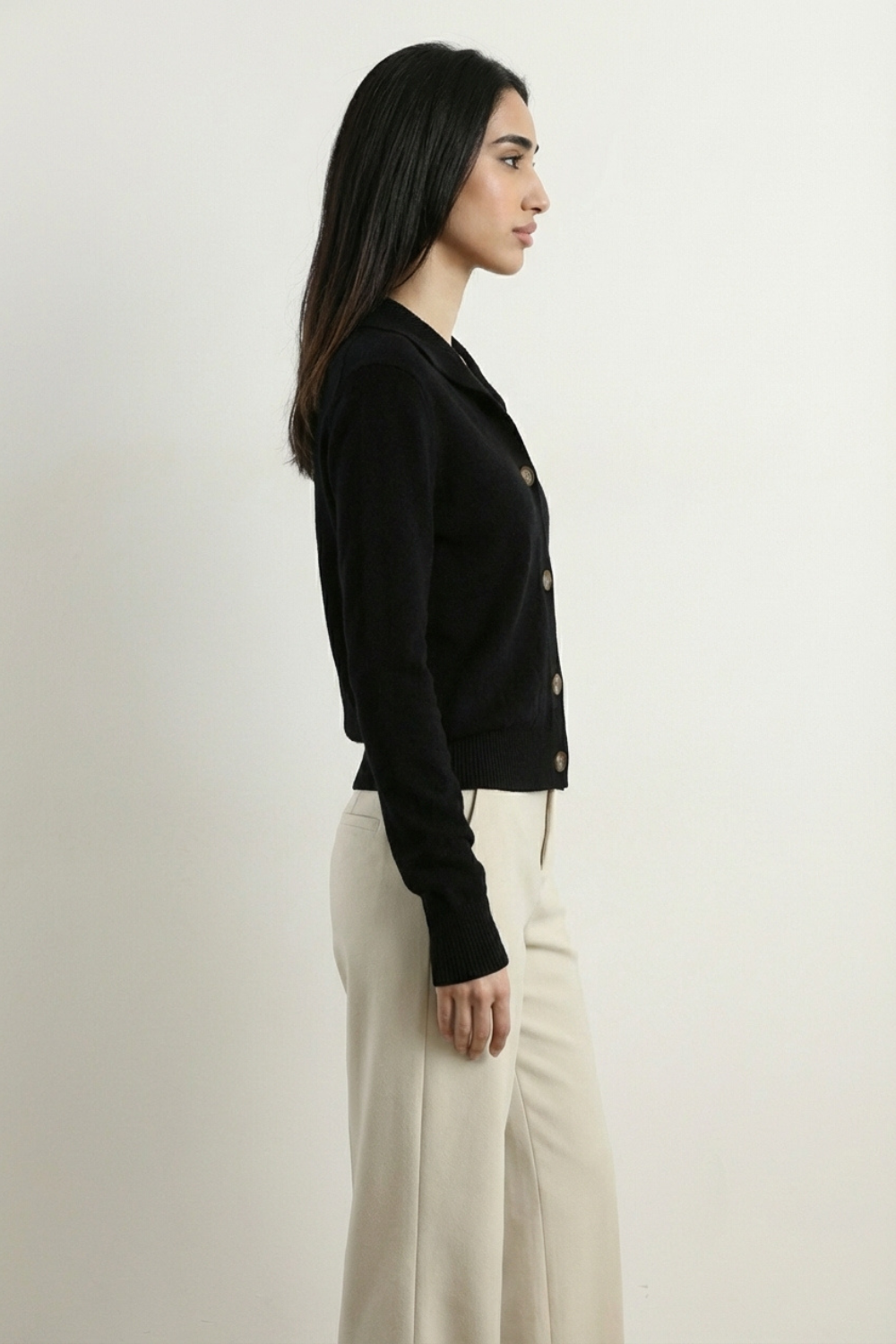 Klasyczny kardigan dzianinowy zapinany na guziki z kołnierzykiem i dekoltem V