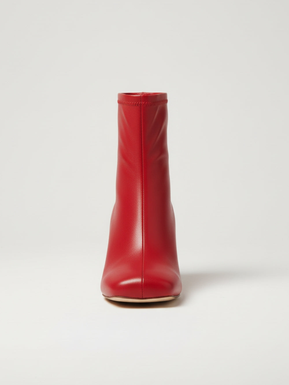 Botki z eko skóry za kostkę z dopasowaną cholewką, średnim wyprofilowanym obcasem i lekko kwadratowym noskiem z zamkiem z tyłu