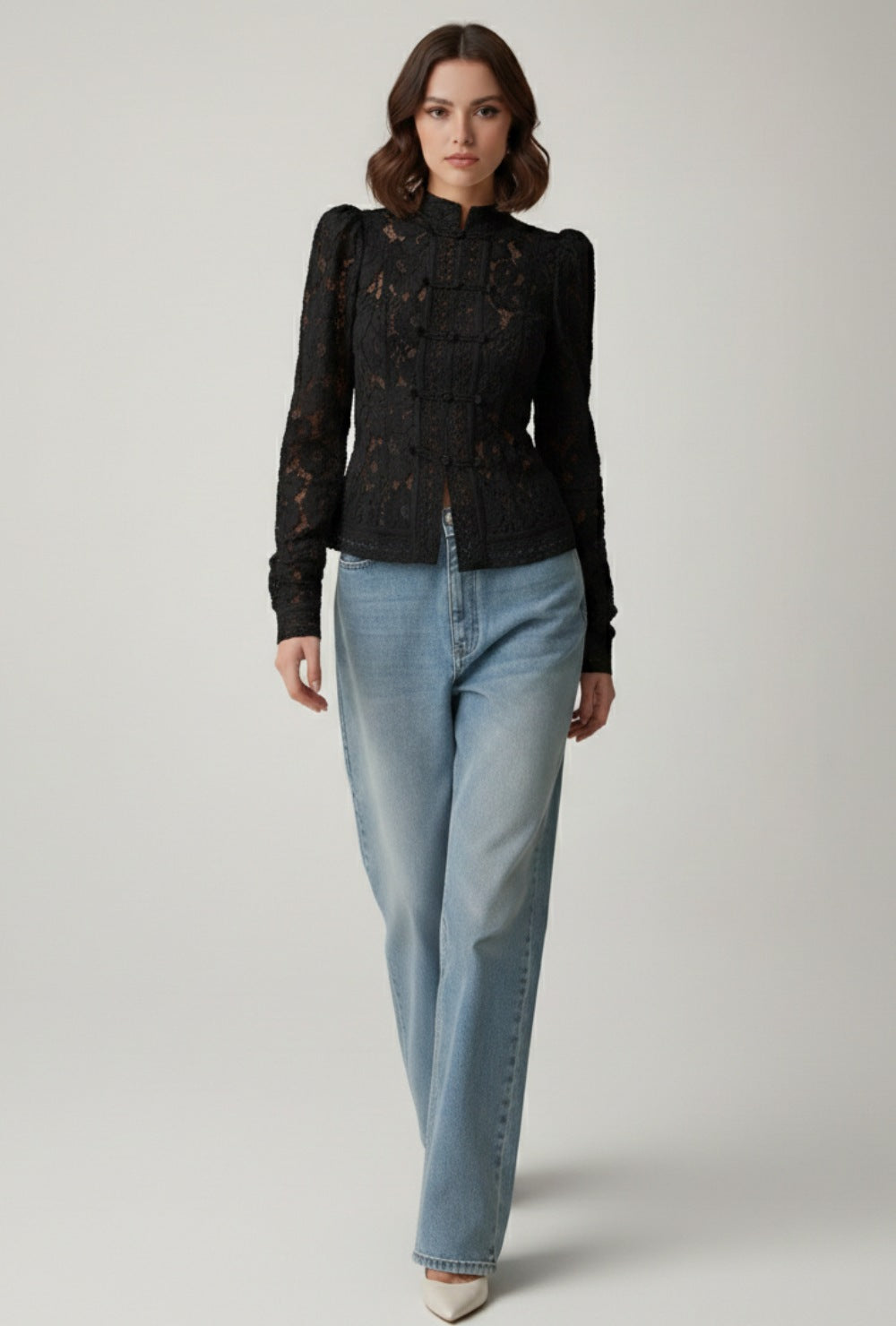 Dopasowana bluzka z kwiatowej koronki ze stójką i żabkami z długimi rękawami