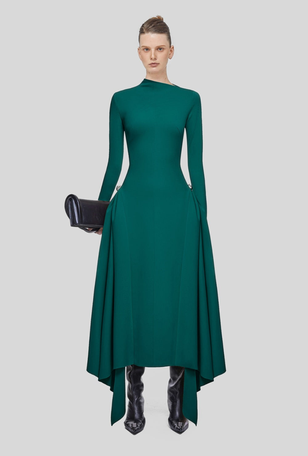 Asymetryczna sukienka midi z metalowymi guzikami i symetrycznymi drapowaniami