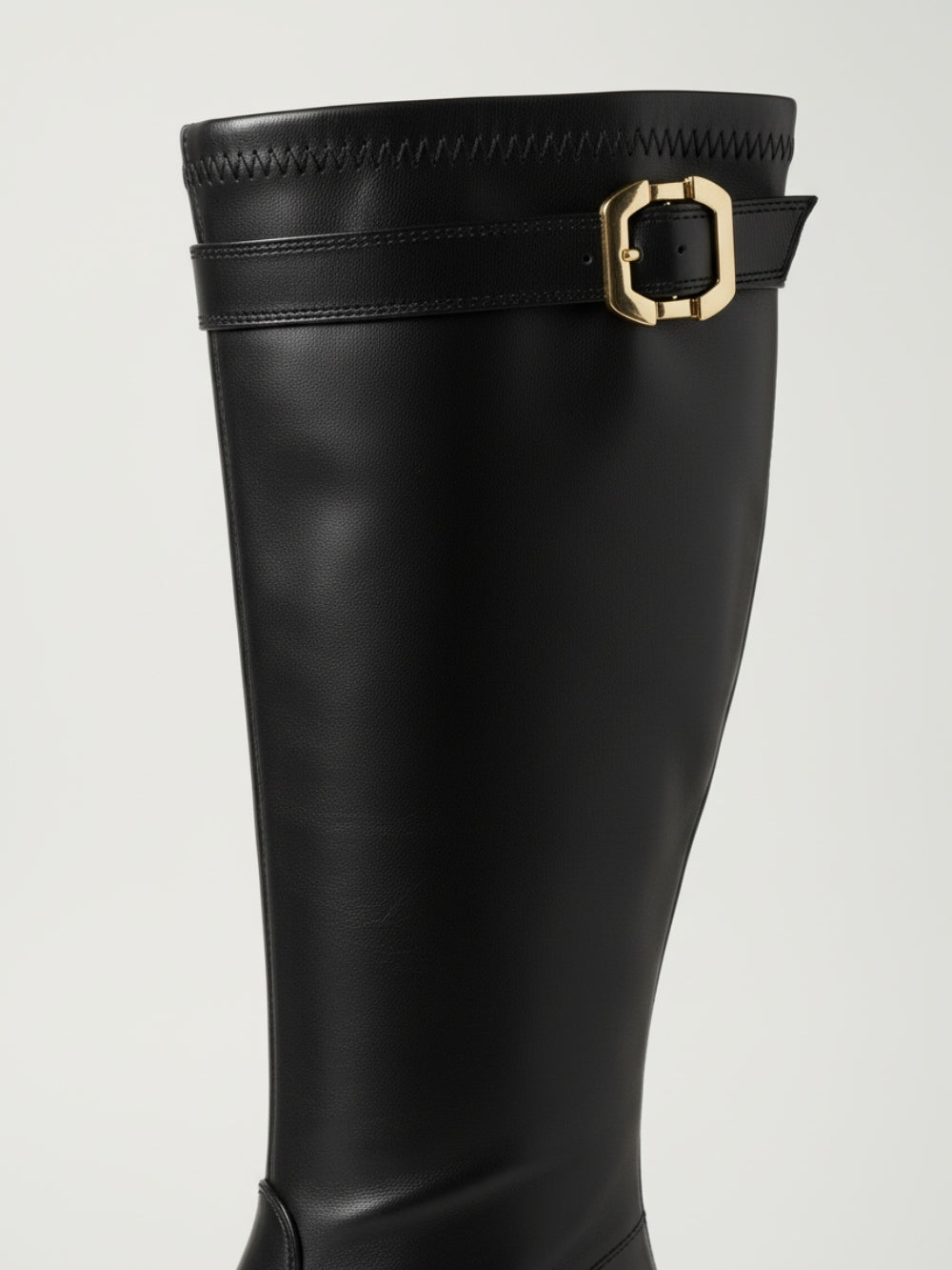 Kozaki na słupku przed kolano ze sztucznej skóry z ozdobnym paskiem z klamrą i suwakiem z tyłu