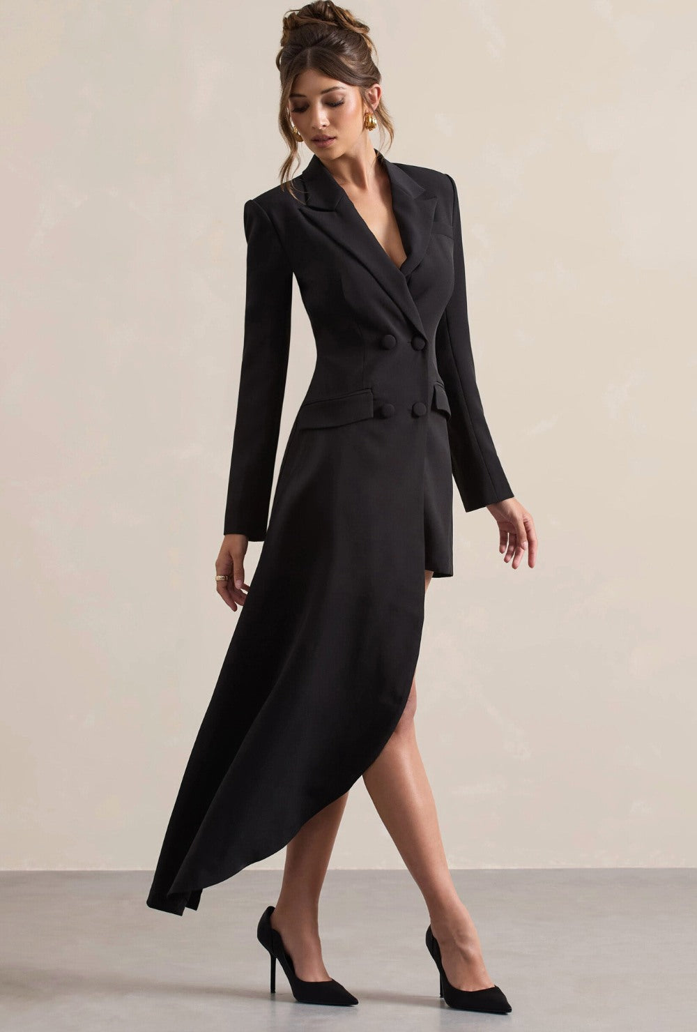 Asymetryczna sukienka marynarkowa mini z dłuższym trenem