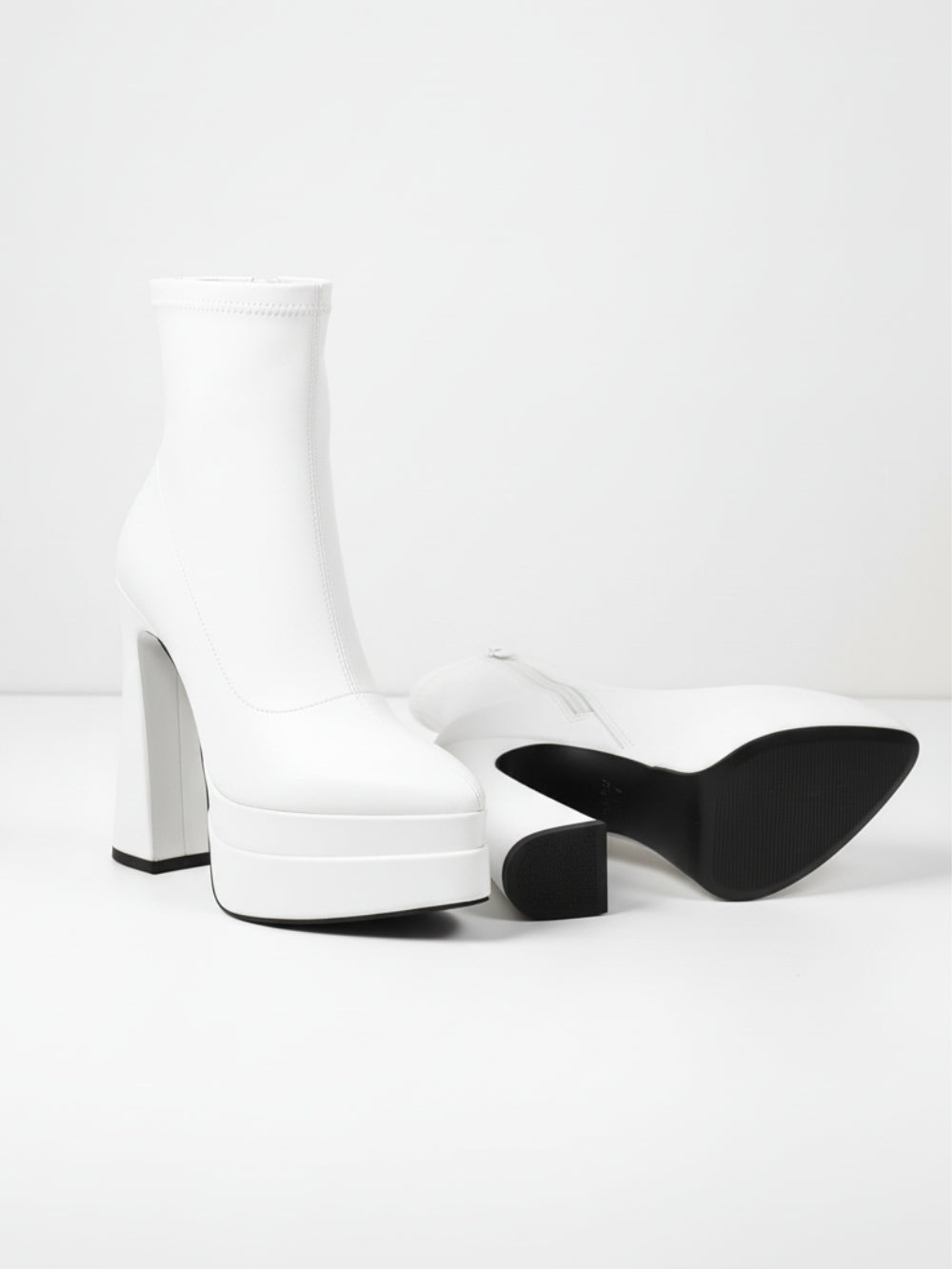 Botki z eko skóry na bardzo wysokiej platformie z dopasowaną cholewką i szerokim obcasem słupkiem