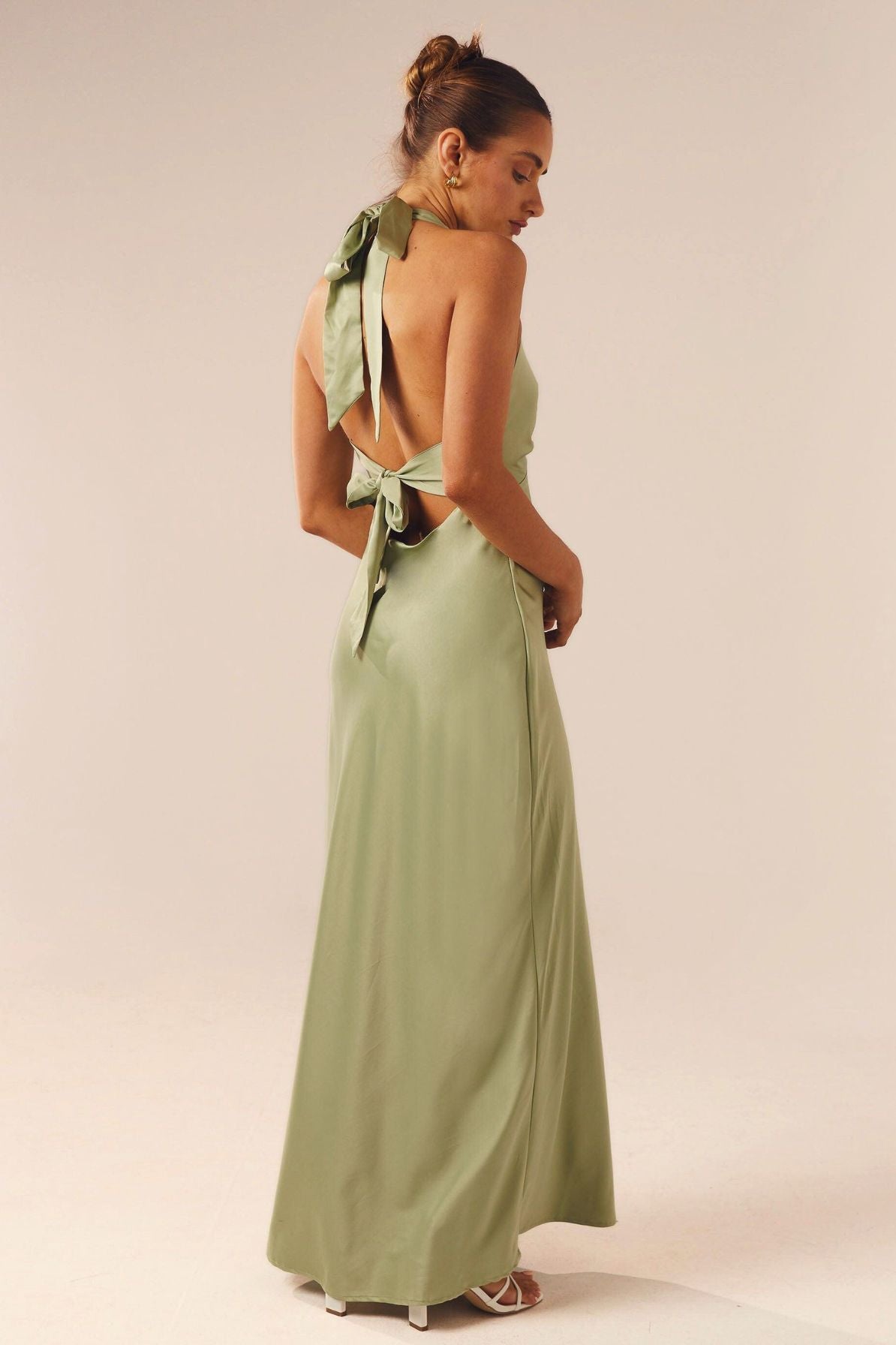 Sukienka satynowa halter wiązana na plecach maxi