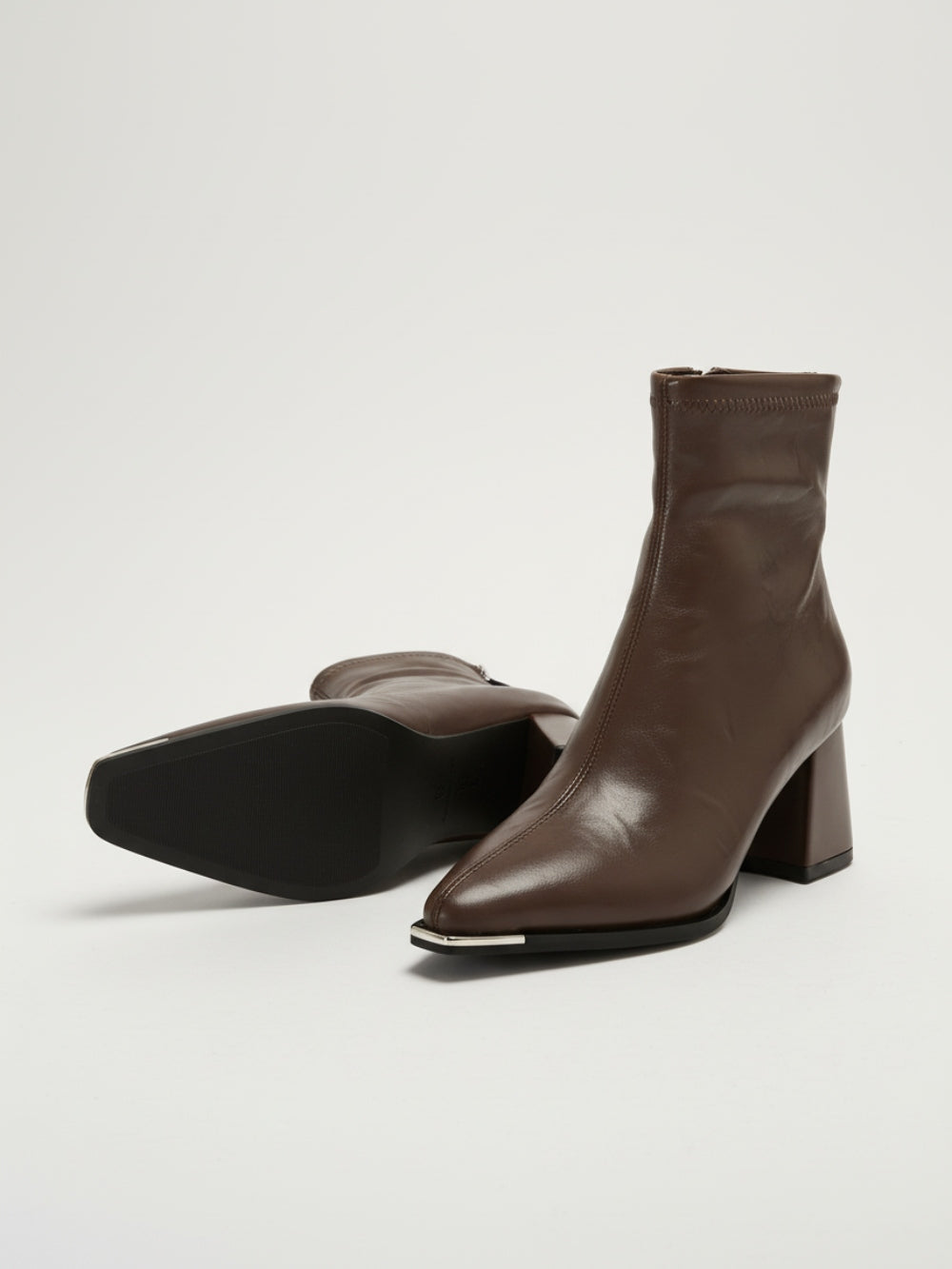 Botki ze sztucznej skóry na słupku z metalicznym noskiem