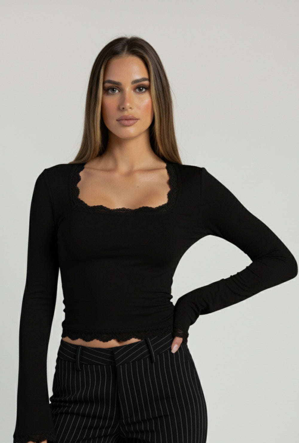 Dopasowany top z koronkowym wykończeniem i rozkloszowanymi rękawami