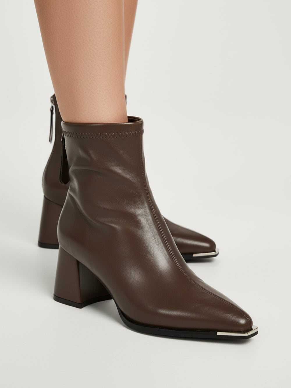 Botki ze sztucznej skóry na słupku z metalicznym noskiem