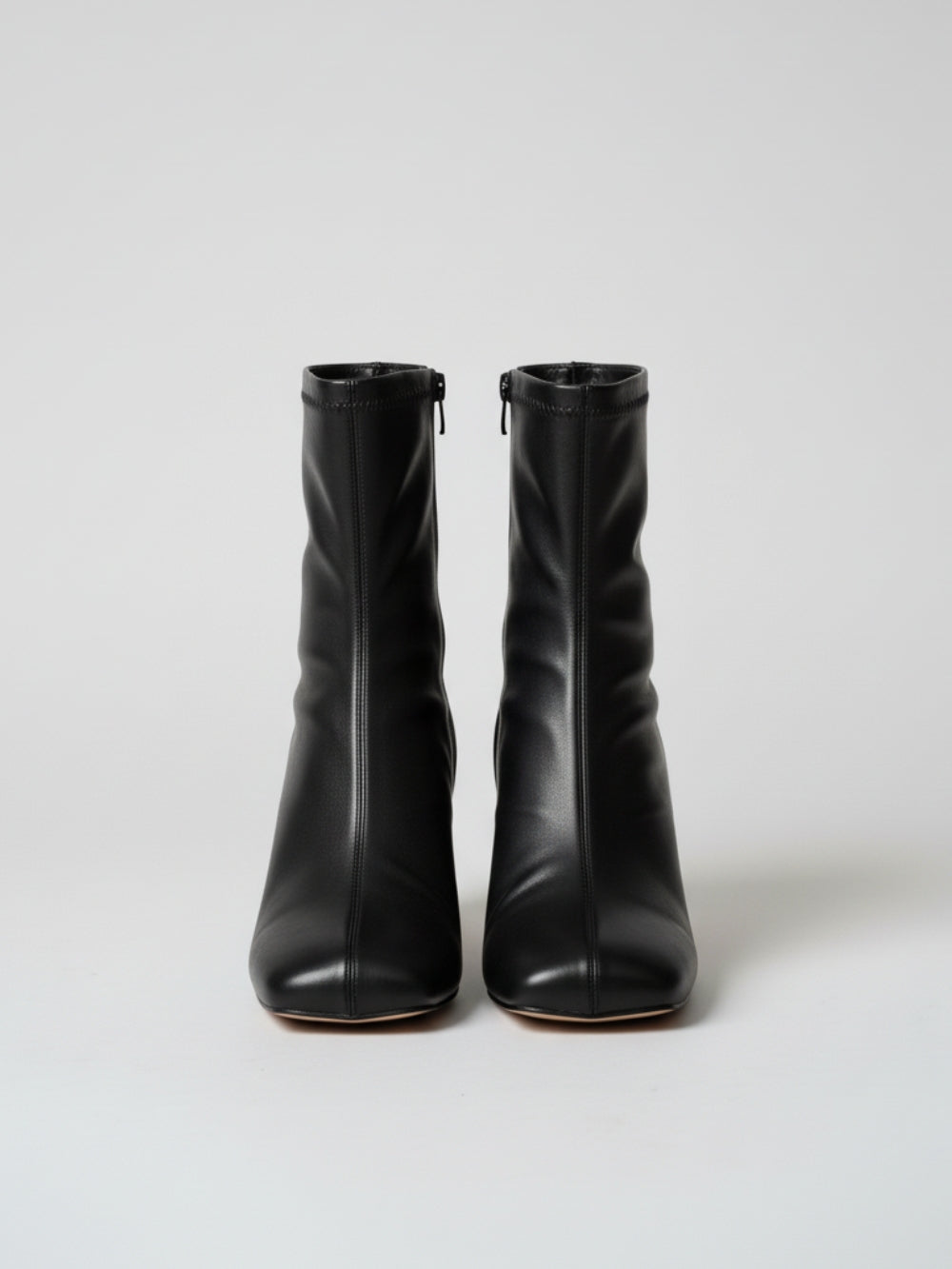 Botki z eko skóry za kostkę z dopasowaną cholewką, średnim wyprofilowanym obcasem i lekko kwadratowym noskiem z zamkiem z tyłu