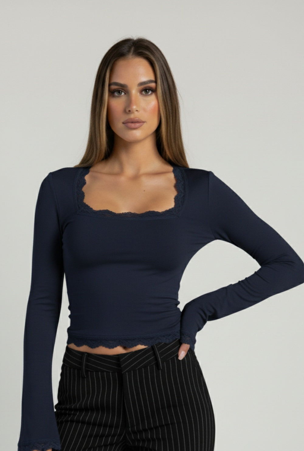 Dopasowany top z koronkowym wykończeniem i rozkloszowanymi rękawami