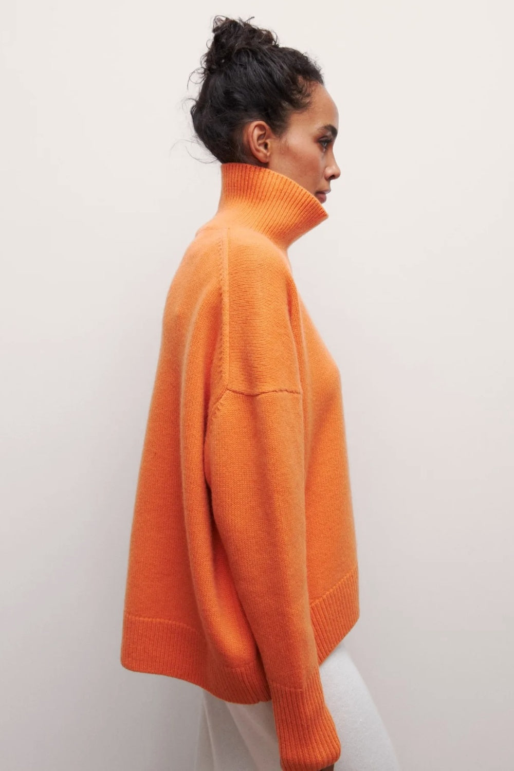 Sweter oversize z wysokim golfem z lekkiej dzianiny z wełną