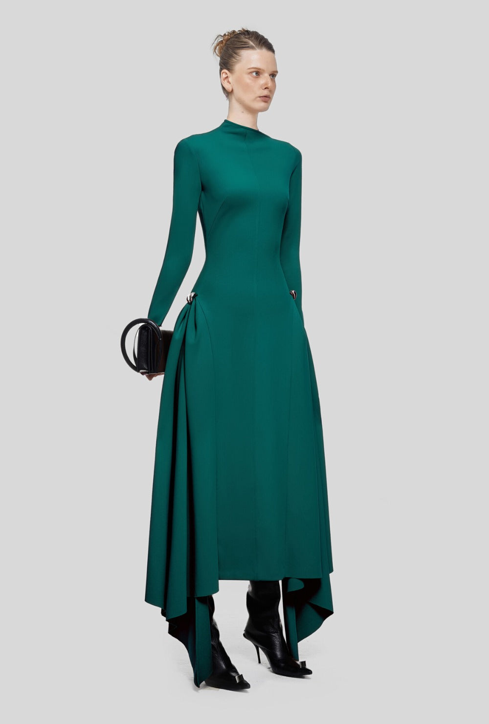 Asymetryczna sukienka midi z metalowymi guzikami i symetrycznymi drapowaniami