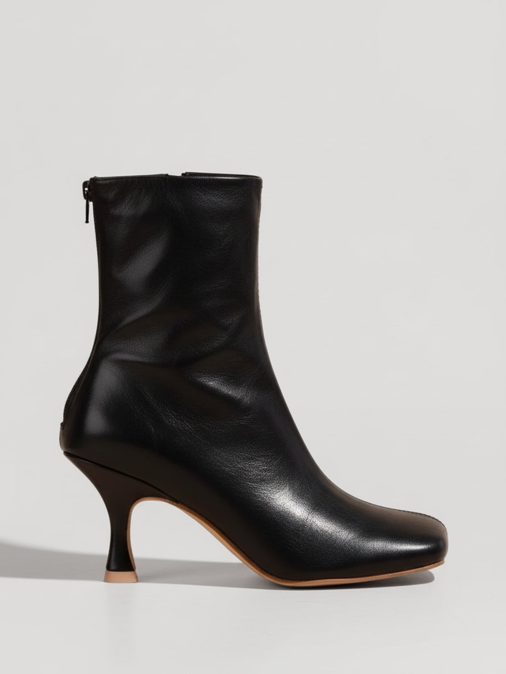 Botki z eko skóry za kostkę z dopasowaną cholewką, średnim wyprofilowanym obcasem i lekko kwadratowym noskiem z zamkiem z tyłu