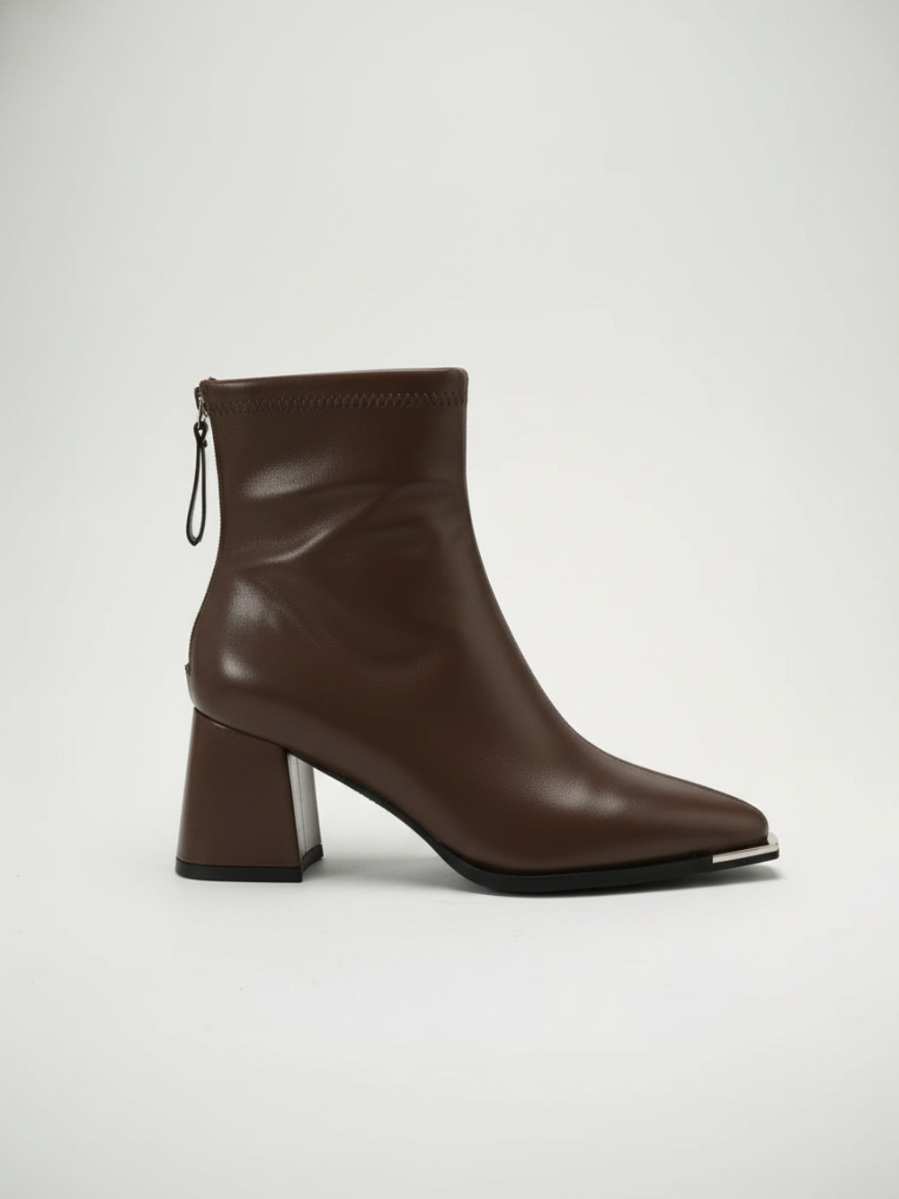 Botki ze sztucznej skóry na słupku z metalicznym noskiem