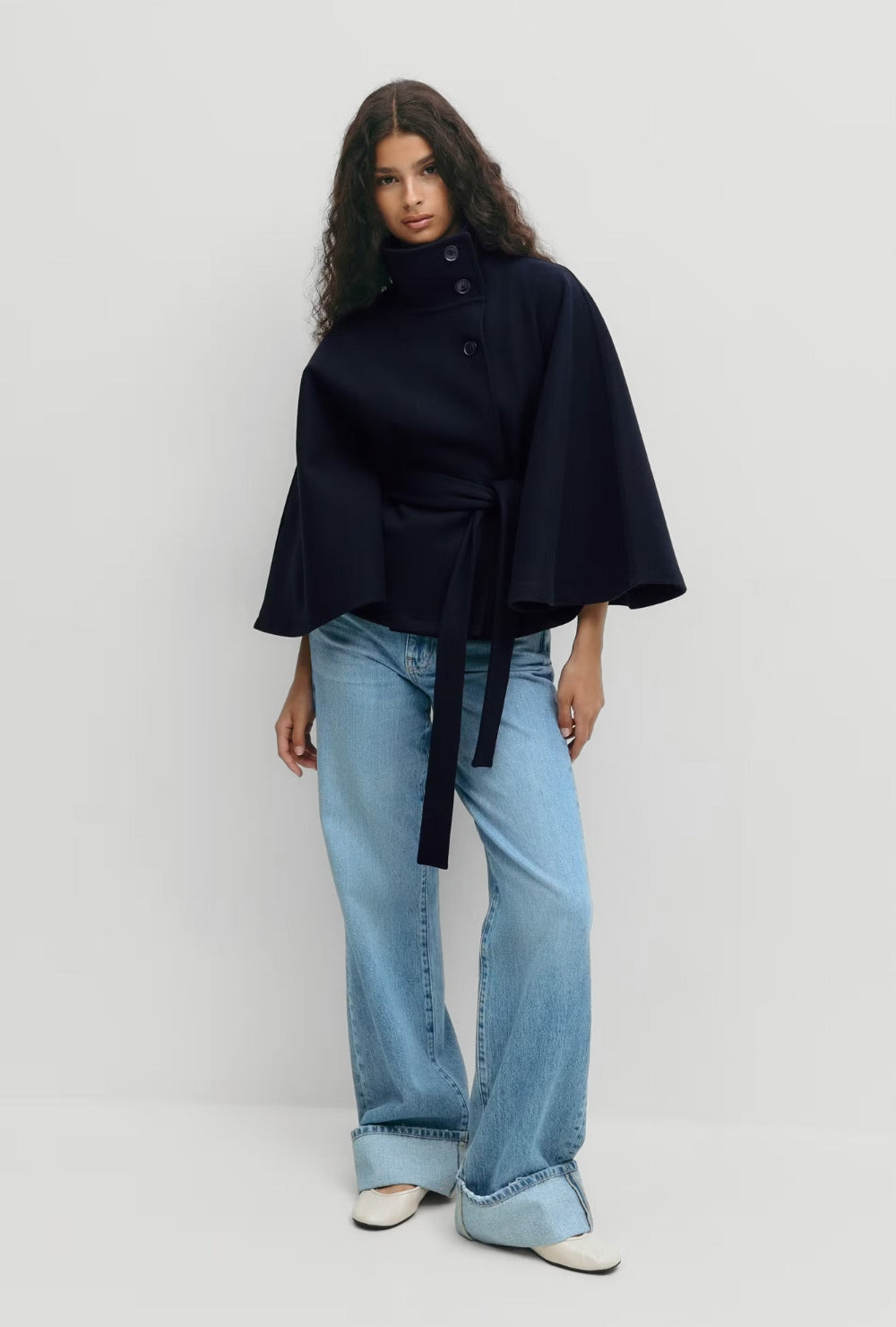 Krótki płaszcz typu peleryna z wysoką stójką z paskiem wiązanym w talii