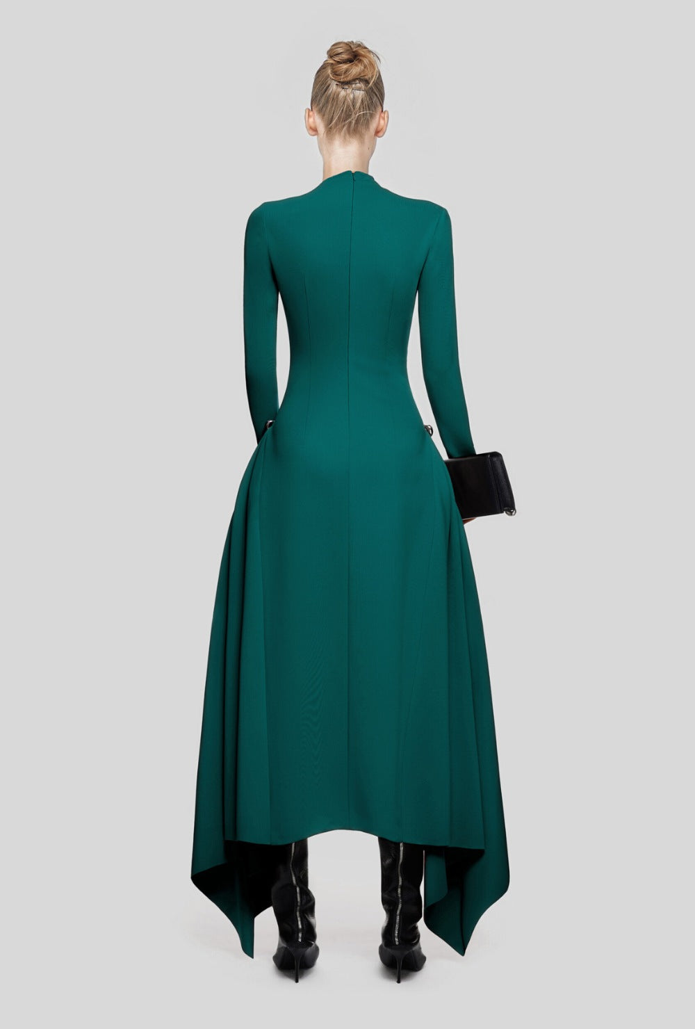 Asymetryczna sukienka midi z metalowymi guzikami i symetrycznymi drapowaniami