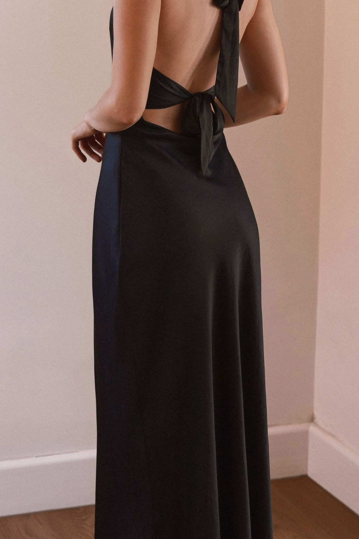 Sukienka satynowa halter wiązana na plecach maxi