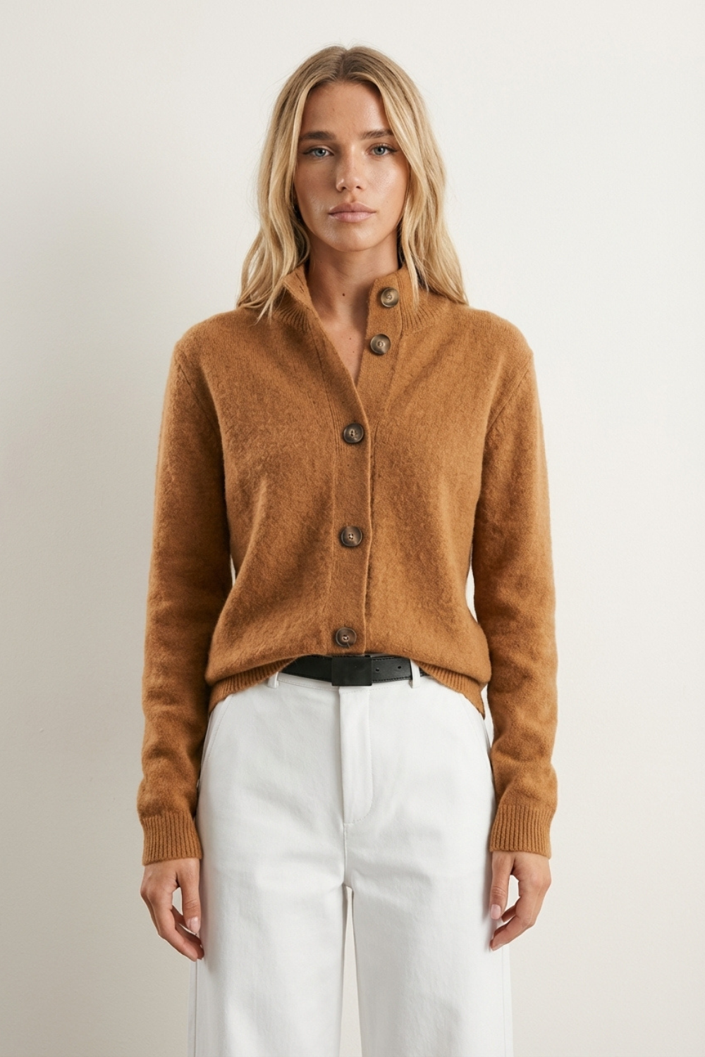 Klasyczny kardigan dzianinowy zapinany na guziki z kołnierzykiem i dekoltem V