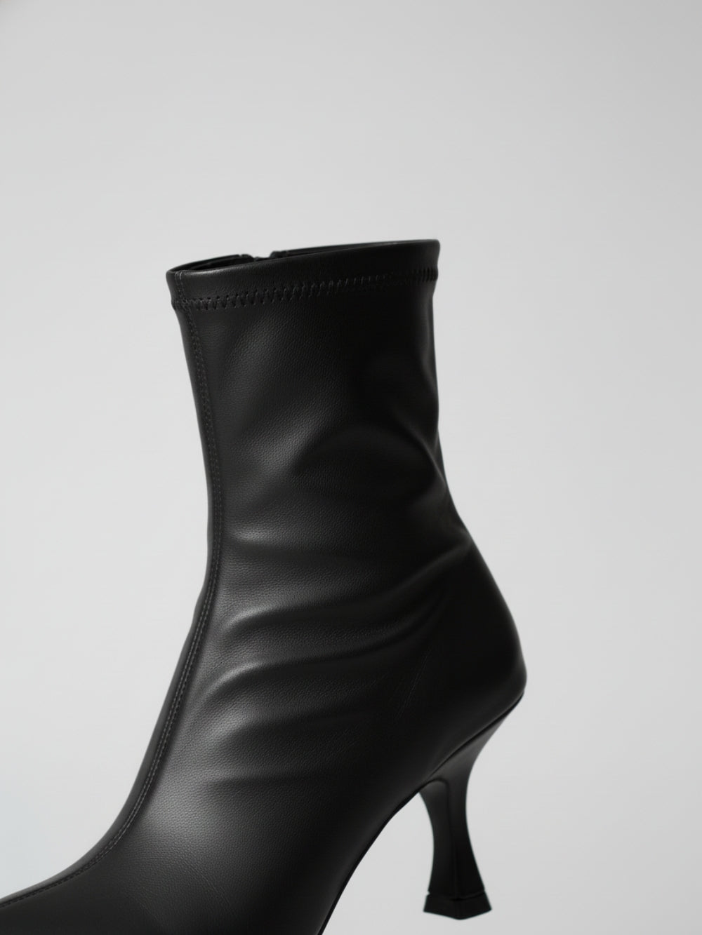 Botki z eko skóry za kostkę z dopasowaną cholewką, średnim wyprofilowanym obcasem i lekko kwadratowym noskiem z zamkiem z tyłu