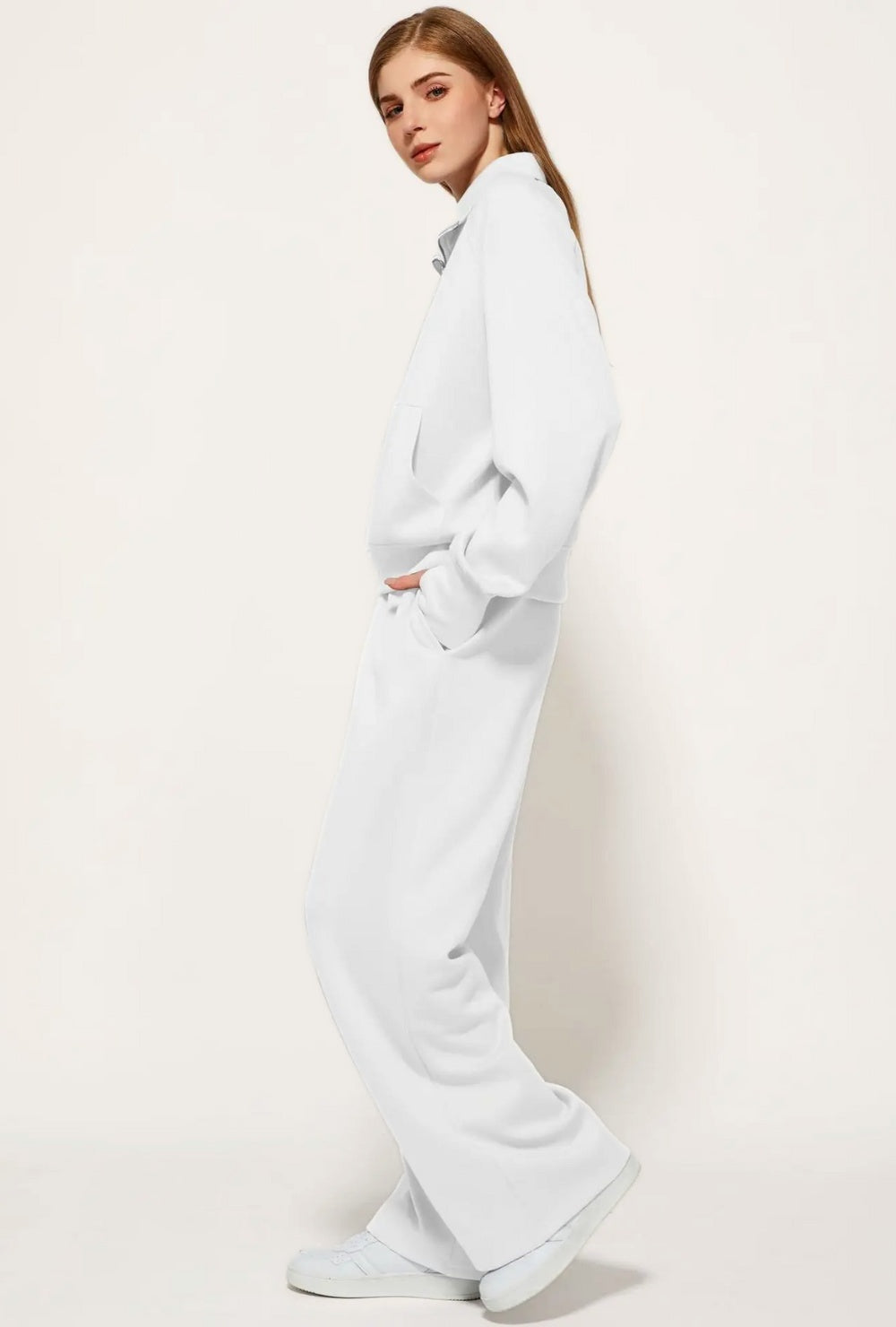 Dresowy komplet z bluzą typu half-zip o luźnym kroju i szerokimi spodniami z prostą nogawką