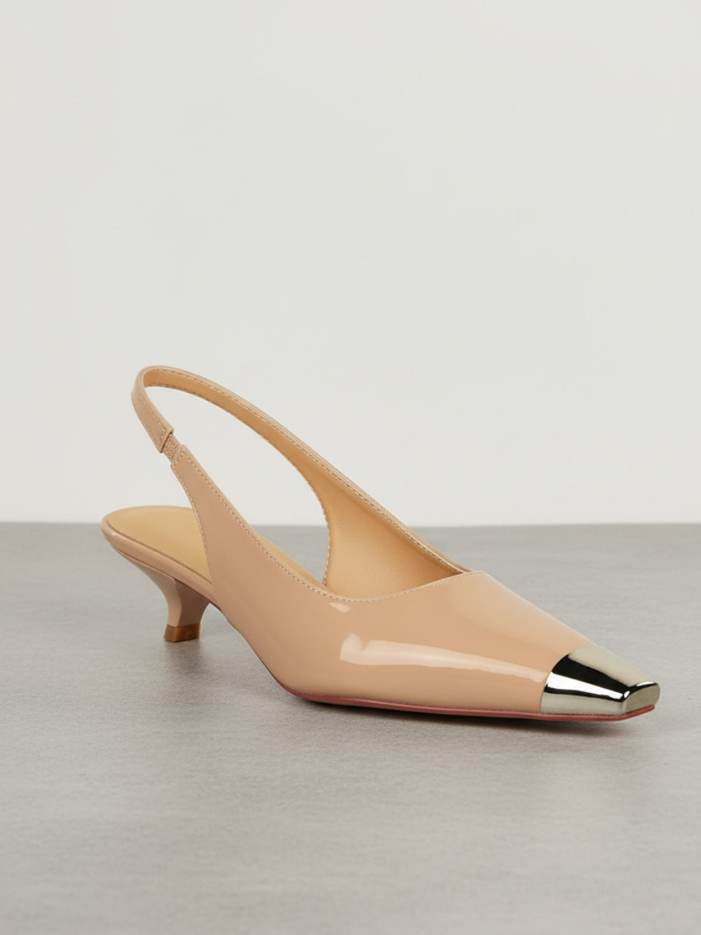 Czółenka slingback z ostrym noskiem z metalowym czubkiem na niskim obcasie typu kitten heel z lakierowanej sztucznej skóry
