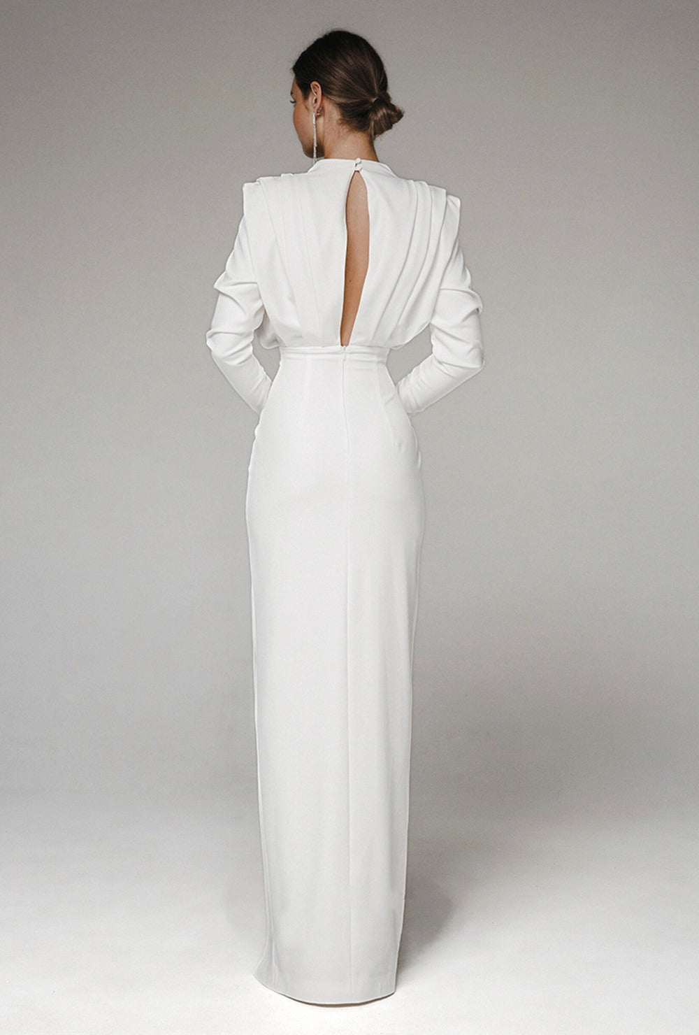 Suknia maxi z długim rękawem, plisowaną górą i rozcięciem na nodze