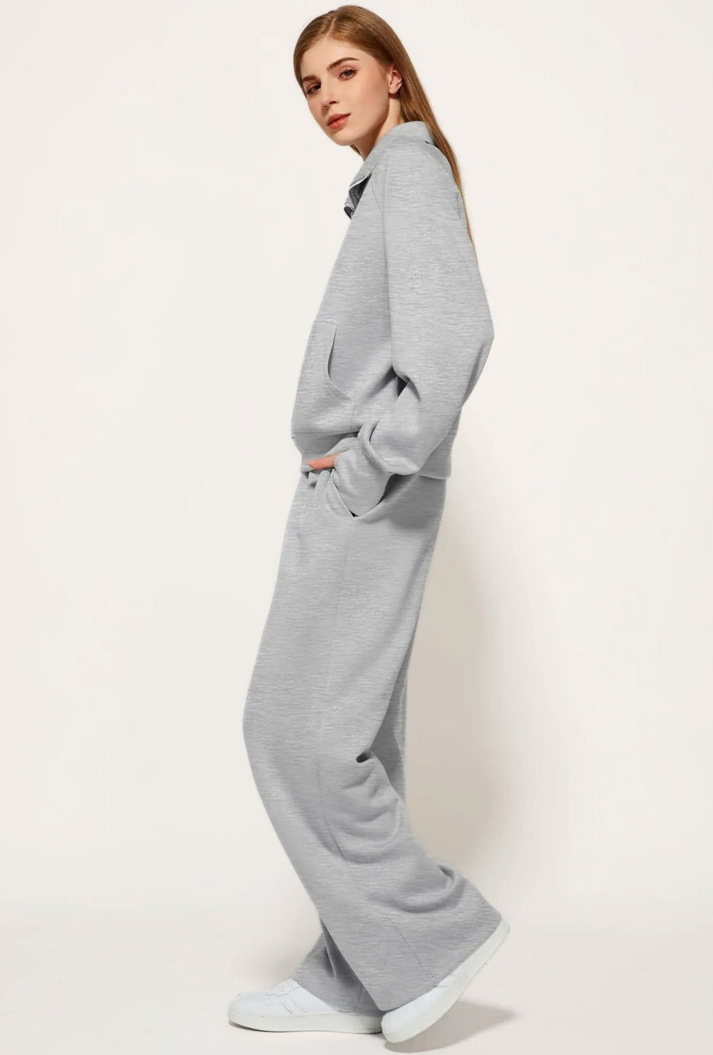 Dresowy komplet z bluzą typu half-zip o luźnym kroju i szerokimi spodniami z prostą nogawką