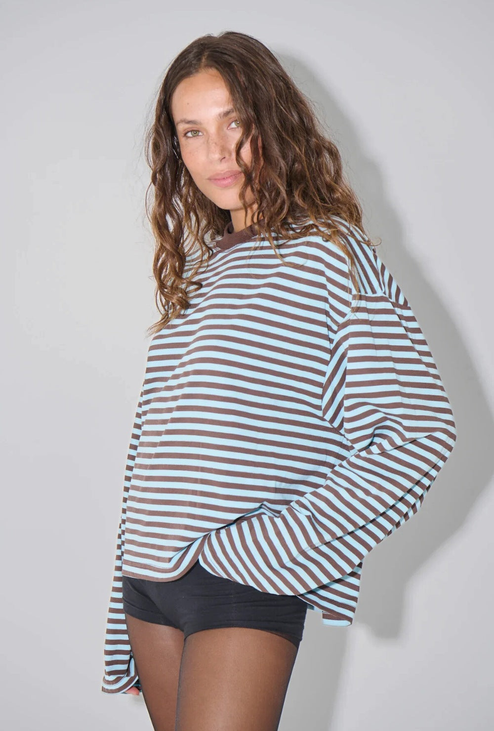 Bawełniany prążkowany longsleeve w paski z luźnym krojem