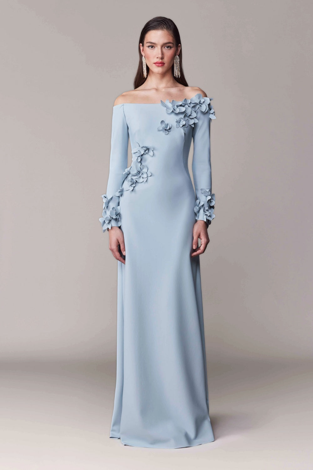 Błękitna długa suknia maxi z odkrytymi ramionami i kwiatowymi aplikacjami 3D