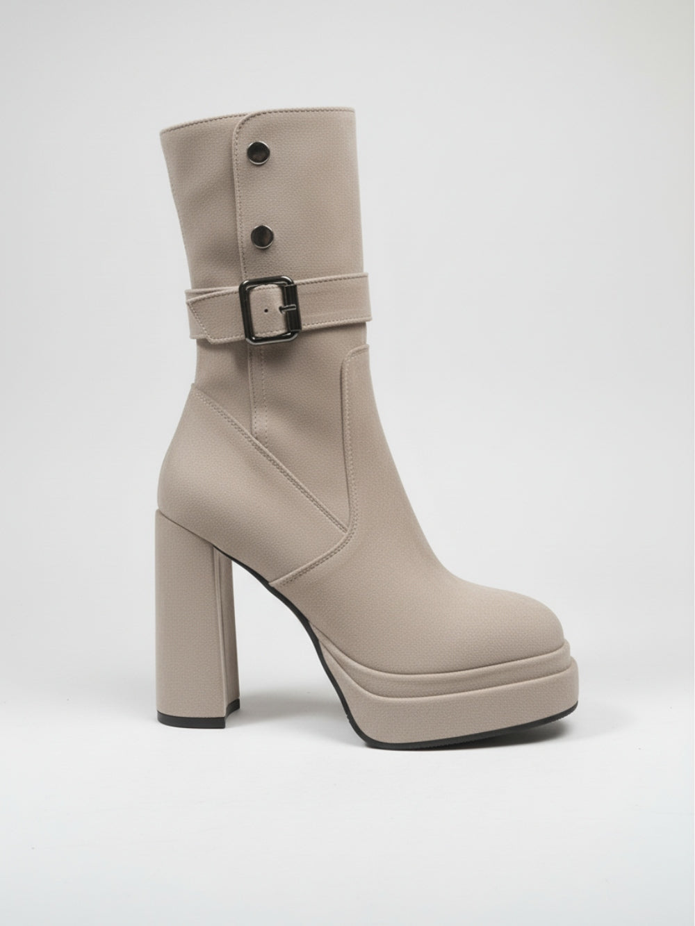 Botki na wysokim słupku na platformie z cholewką z miękkiego sztucznego zamszu z paskiem i napami