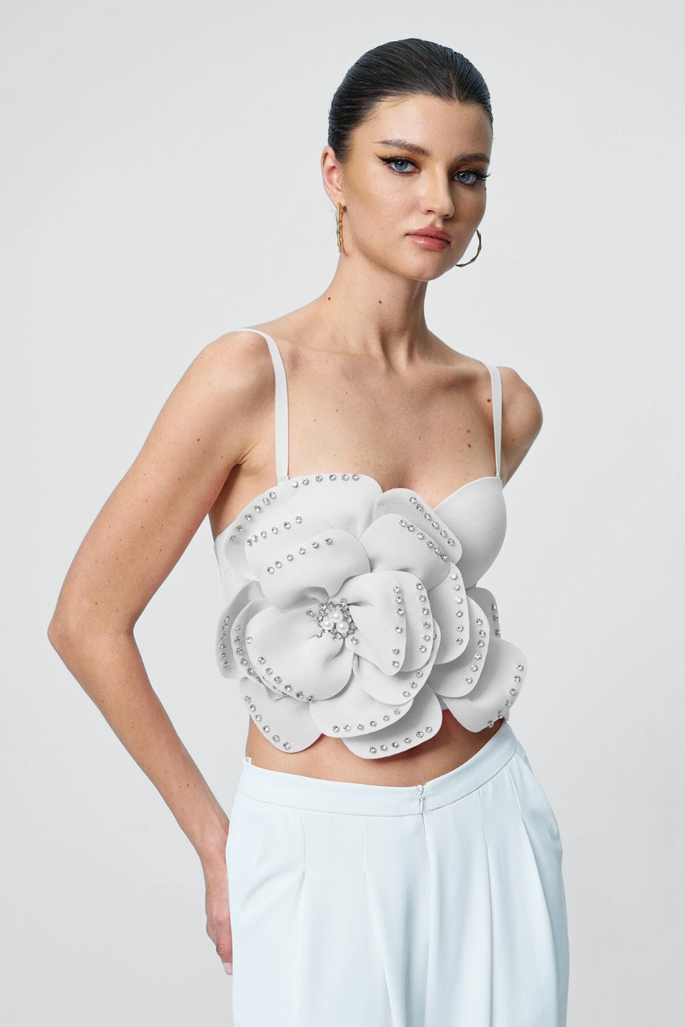 Gorsetowy top z kwiatową aplikacją i cienkimi ramiączkami zdobiony kryształkami